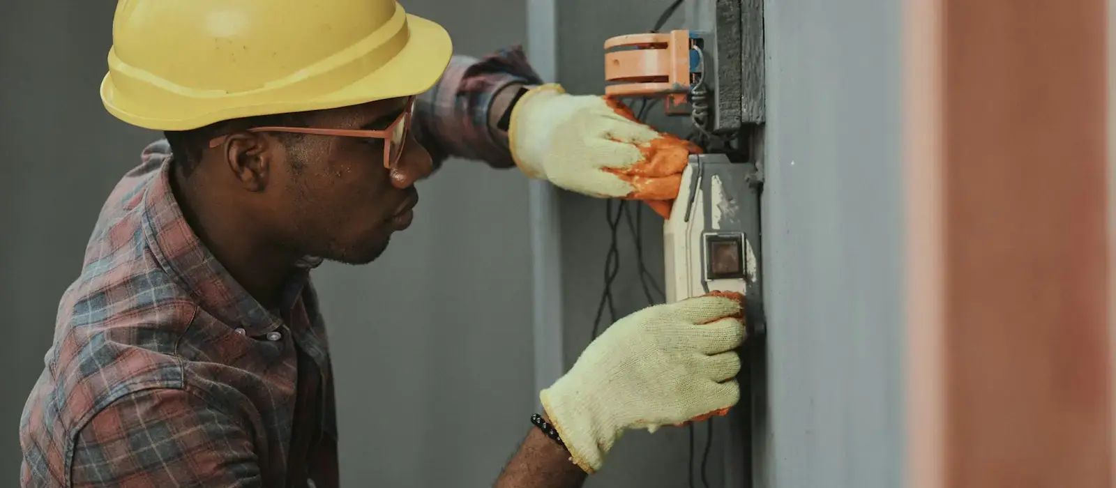 Professional HVAC system installation and air conditioning unit